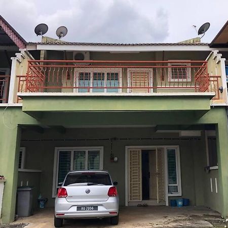 Nice Seremban 2 1/2 Storey House With 4 Rooms Buitenkant foto