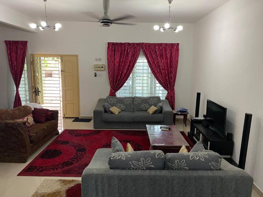 Nice Seremban 2 1/2 Storey House With 4 Rooms Buitenkant foto