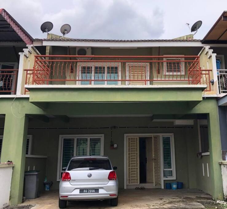 Nice Seremban 2 1/2 Storey House With 4 Rooms Buitenkant foto